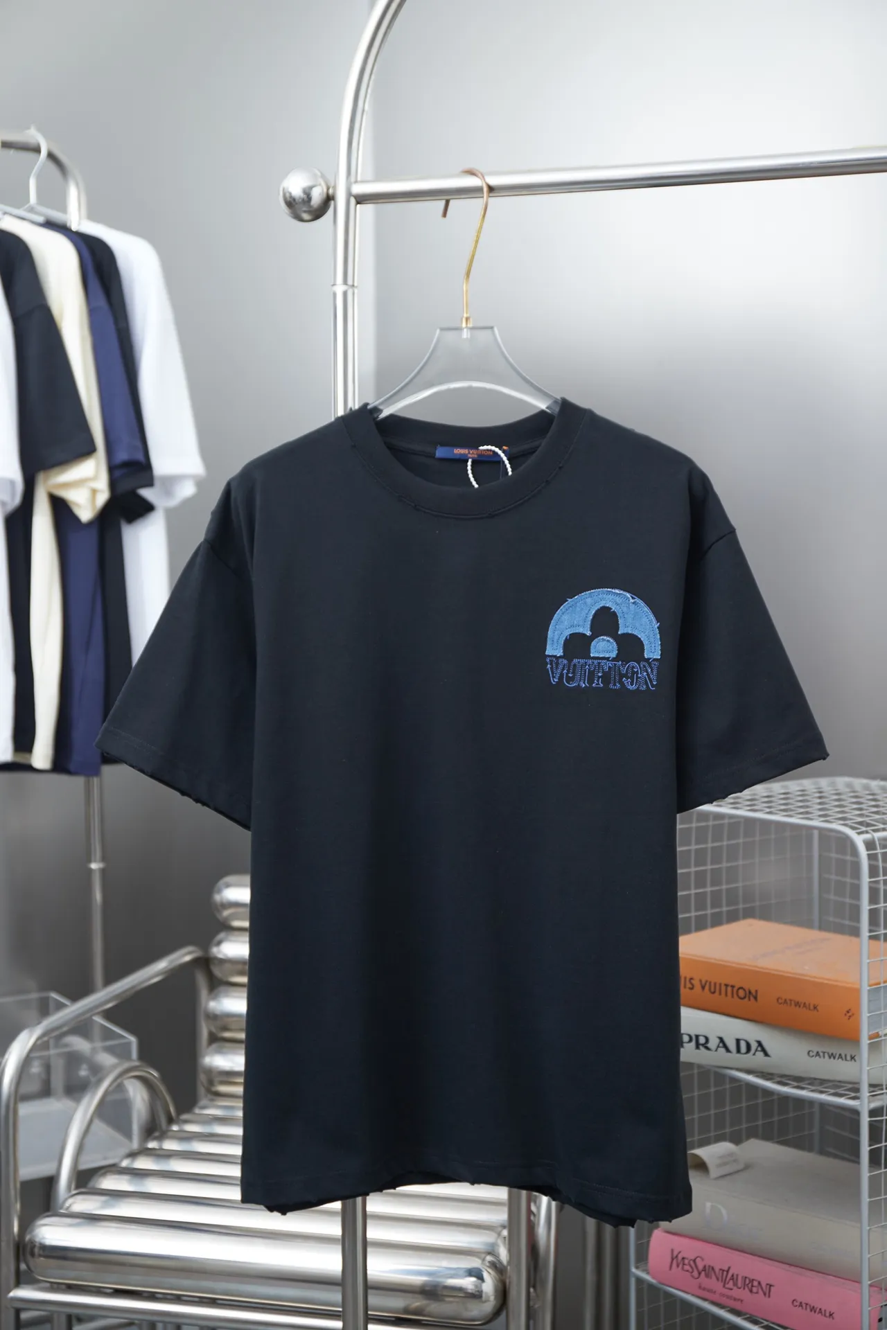 🅿️200 1V 25SS early spring new style denim splicing embroidery LV short sleeves light luxury essential item for daily commuting for men and women correct version welcome to compare detailed features · 320g 100% pure cotton double yarn jersey fabric · Special thickened 32 pieces of double-strand 1X1 thread in the same vat custom dyeing · Denim cutting and splicing ➕Various embroidery craft letters · Hem collar Cuff fraying process · Double-needle stitching across seams · Original main mark, washed tag, branded moisture-proof paper packaging Color: Black/White Size: S/M/L/XL